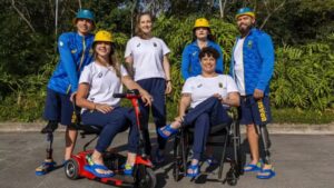 O Comitê Paralímpico Brasileiro (CPB) revelou, na última quinta-feira (15), os novos uniformes que os atletas brasileiros usarão na cerimônia de abertura dos Jogos Paralímpicos de Paris 2024.