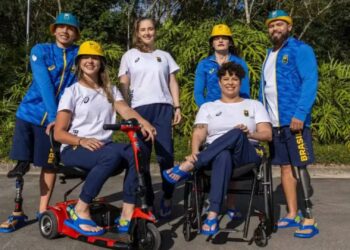 O Comitê Paralímpico Brasileiro (CPB) revelou, na última quinta-feira (15), os novos uniformes que os atletas brasileiros usarão na cerimônia de abertura dos Jogos Paralímpicos de Paris 2024.
