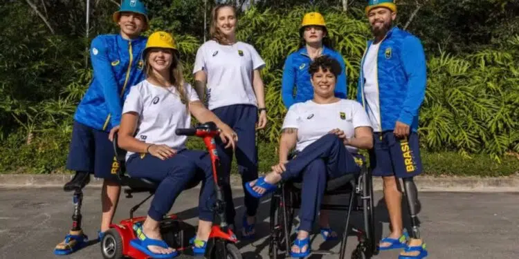 O Comitê Paralímpico Brasileiro (CPB) revelou, na última quinta-feira (15), os novos uniformes que os atletas brasileiros usarão na cerimônia de abertura dos Jogos Paralímpicos de Paris 2024.