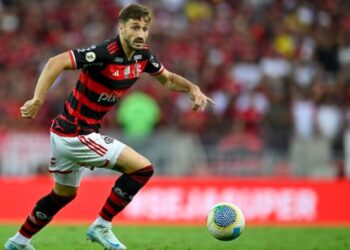 Matías Viña, o lateral-esquerdo uruguaio do Flamengo, sofreu uma grave lesão no empate em 1 a 1 com o Palmeiras.