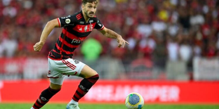 Matías Viña, o lateral-esquerdo uruguaio do Flamengo, sofreu uma grave lesão no empate em 1 a 1 com o Palmeiras.