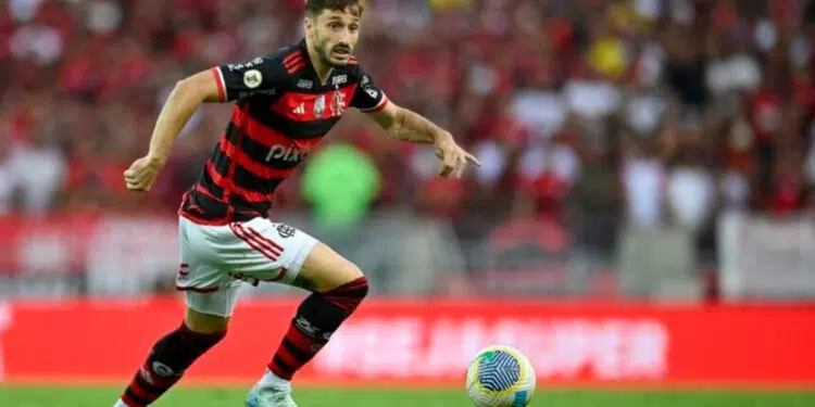 Matías Viña, o lateral-esquerdo uruguaio do Flamengo, sofreu uma grave lesão no empate em 1 a 1 com o Palmeiras.