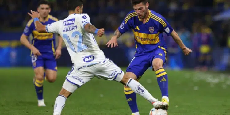 Nesta quinta-feira (15), o Cruzeiro visitou o Boca Juniors, na Bombonera, pela partida de ida das oitavas de final da Copa Sul-Americana 2024. Em um jogo pouco emocionante, os xeneizes fizeram valer a mística argentina e saíram na frente com gol de Edinson Cavani.