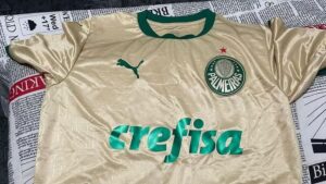 Imagens da possível nova terceira camisa do Palmeiras vazaram nas redes sociais, gerando grande expectativa entre os torcedores.