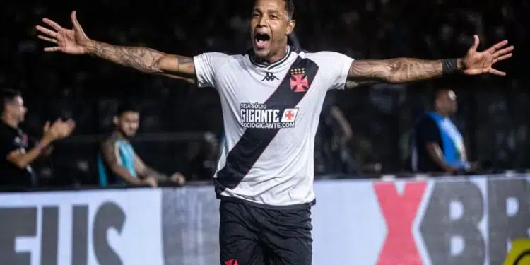 O atacante David será desfalque no jogo contra o Athletico-PR nesta quinta-feira (29), na ida das quartas de final da Copa do Brasil.