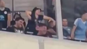 A noite de quinta-feira (15) ficou marcada por mais um episódio de racismo no futebol. Durante a partida entre Athletico e Belgrano, válida pelas oitavas de final da Copa Sul-Americana, torcedores argentinos foram flagrados em atitudes racistas na Ligga Arena, em Curitiba.