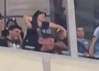 A noite de quinta-feira (15) ficou marcada por mais um episódio de racismo no futebol. Durante a partida entre Athletico e Belgrano, válida pelas oitavas de final da Copa Sul-Americana, torcedores argentinos foram flagrados em atitudes racistas na Ligga Arena, em Curitiba.