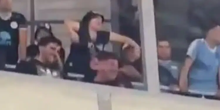 A noite de quinta-feira (15) ficou marcada por mais um episódio de racismo no futebol. Durante a partida entre Athletico e Belgrano, válida pelas oitavas de final da Copa Sul-Americana, torcedores argentinos foram flagrados em atitudes racistas na Ligga Arena, em Curitiba.