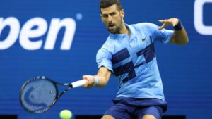 O sérvio Novak Djokovic avançou para a terceira rodada do US Open nesta quarta-feira (28), após seu compatriota Laslo Djere desistir no início do terceiro set.