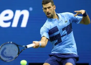 O sérvio Novak Djokovic avançou para a terceira rodada do US Open nesta quarta-feira (28), após seu compatriota Laslo Djere desistir no início do terceiro set.