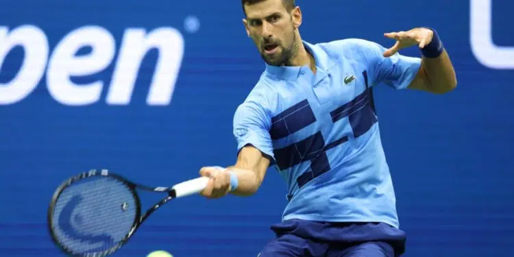 O sérvio Novak Djokovic avançou para a terceira rodada do US Open nesta quarta-feira (28), após seu compatriota Laslo Djere desistir no início do terceiro set.