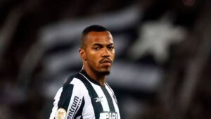 O volante Marlon Freitas, do Botafogo, virou notícia após ser advertido pela 4ª Comissão Disciplinar do STJD.