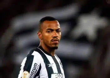 O volante Marlon Freitas, do Botafogo, virou notícia após ser advertido pela 4ª Comissão Disciplinar do STJD.