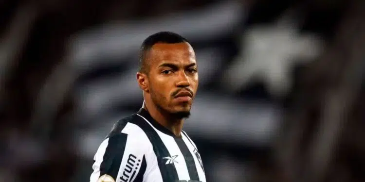 O volante Marlon Freitas, do Botafogo, virou notícia após ser advertido pela 4ª Comissão Disciplinar do STJD.