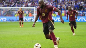 O Napoli oficializou a contratação do atacante belga Romelu Lukaku, vindo do Chelsea, em um acordo avaliado em £30 milhões (R$ 222,4 milhões).