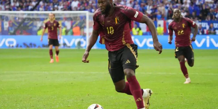 O Napoli oficializou a contratação do atacante belga Romelu Lukaku, vindo do Chelsea, em um acordo avaliado em £30 milhões (R$ 222,4 milhões).