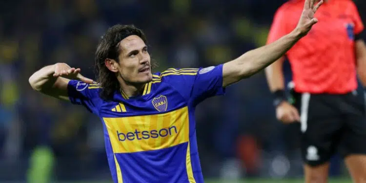 Edinson Cavani foi o grande destaque na vitória do Boca Juniors sobre o Cruzeiro, em partida disputada na Bombonera. O atacante uruguaio marcou o gol solitário que garantiu o triunfo por 1 a 0 e ainda acertou a trave em outra tentativa de ampliar o placar.