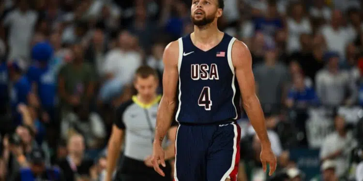 Stephen Curry, astro do Golden State Warriors, renovou seu contrato com a franquia e garantiu um salário de US$ 62,6 milhões (equivalente a R$ 352,7 milhões na cotação atual).