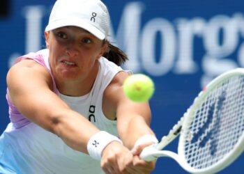 A número um do mundo, Iga Swiatek, confirmou seu favoritismo no US Open e avançou com tranquilidade para a terceira rodada ao derrotar a japonesa Ena Shibahara, vinda do qualificatório, por 6-0 e 6-1.