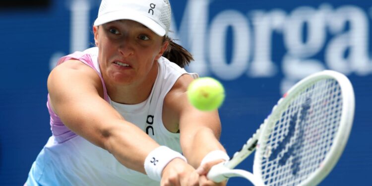 A número um do mundo, Iga Swiatek, confirmou seu favoritismo no US Open e avançou com tranquilidade para a terceira rodada ao derrotar a japonesa Ena Shibahara, vinda do qualificatório, por 6-0 e 6-1.