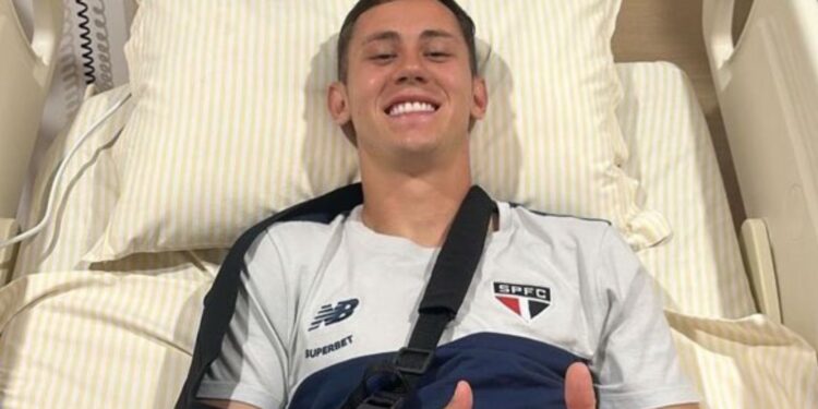 O lateral-esquerdo Patryck Lanza, do São Paulo, sofreu uma grave lesão na clavícula durante o clássico contra o Palmeiras, ocorrido no último domingo.
