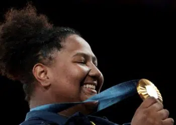 No cenário esportivo brasileiro, Beatriz Souza se destacou ao conquistar a primeira medalha de ouro do país nos Jogos Olímpicos de Paris 2024 na categoria +78kg.