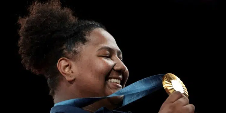 No cenário esportivo brasileiro, Beatriz Souza se destacou ao conquistar a primeira medalha de ouro do país nos Jogos Olímpicos de Paris 2024 na categoria +78kg.