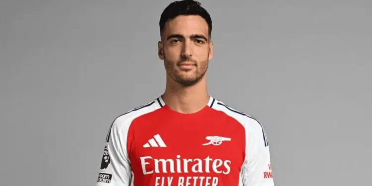 O técnico do Arsenal, Mikel Arteta, confirmou que o recém-contratado Mikel Merino estará afastado dos gramados por "algumas semanas" devido a uma lesão no ombro sofrida durante seu primeiro treino com o clube.