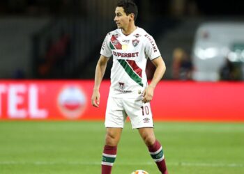 O meia Paulo Henrique Ganso expressou sua insatisfação com a postura do Fluminense na derrota por 2 a 1 para o Grêmio, nesta terça-feira (13), em Curitiba, pela Libertadores.