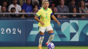 O Corinthians anunciou recentemente que a lateral Tamires, de 36 anos, precisará passar por uma cirurgia devido a uma lesão ligamentar extensa que afetou a sindesmose do tornozelo direito.