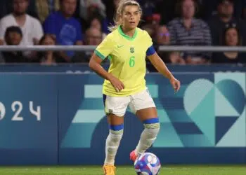 O Corinthians anunciou recentemente que a lateral Tamires, de 36 anos, precisará passar por uma cirurgia devido a uma lesão ligamentar extensa que afetou a sindesmose do tornozelo direito.
