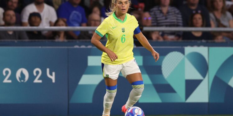 O Corinthians anunciou recentemente que a lateral Tamires, de 36 anos, precisará passar por uma cirurgia devido a uma lesão ligamentar extensa que afetou a sindesmose do tornozelo direito.