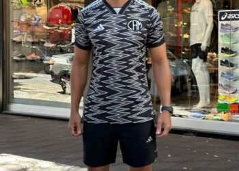 A nova camisa três do Atlético-MG vazou nas redes sociais antes do seu lançamento oficial. A fornecedora de uniformes do clube mineiro anunciou a pré-venda do uniforme no site do Galo, gerando grande expectativa entre os torcedores.