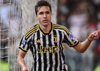 Federico Chiesa, atacante da Juventus, pode estar de saída para o Barcelona, conforme informações da Sky Sport Italia.