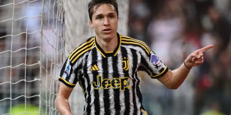 Federico Chiesa, atacante da Juventus, pode estar de saída para o Barcelona, conforme informações da Sky Sport Italia.