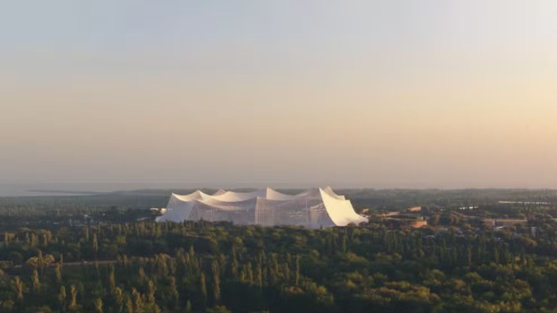 Localizado em El Mansouria, na província de Benslimane, a 38 km ao norte de Casablanca, o estádio terá capacidade para 115 mil espectadores e será um marco na arquitetura esportiva.