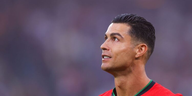 Cristiano Ronaldo anunciou nesta quarta-feira seu mais novo projeto: um canal pessoal no YouTube. O objetivo, segundo o próprio jogador, é compartilhar com os fãs um lado mais íntimo e desconhecido de sua vida.