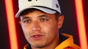 Lando Norris, piloto da McLaren, reconheceu que ainda não se apresentou no nível de um campeão mundial nesta temporada, mas continua acreditando na possibilidade de desafiar Max Verstappen pelo título.