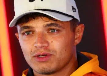 Lando Norris, piloto da McLaren, reconheceu que ainda não se apresentou no nível de um campeão mundial nesta temporada, mas continua acreditando na possibilidade de desafiar Max Verstappen pelo título.