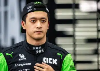Em 2022, Guanyu Zhou fez história ao se tornar o primeiro piloto chinês a garantir um assento na Fórmula 1, aos 22 anos.