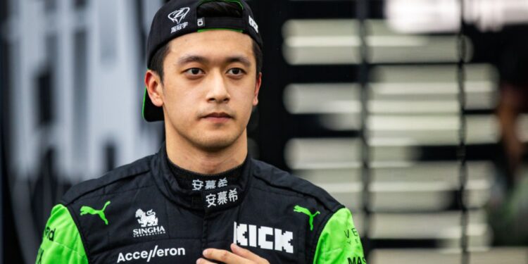 Em 2022, Guanyu Zhou fez história ao se tornar o primeiro piloto chinês a garantir um assento na Fórmula 1, aos 22 anos.