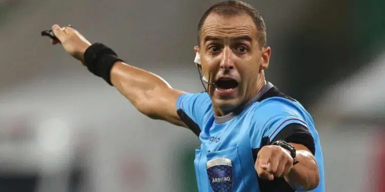 Nesta quarta-feira, o árbitro uruguaio Esteban Ostojich será o responsável por apitar o jogo de ida das oitavas de final da Copa Libertadores entre Botafogo e Palmeiras, no Estádio Nilton Santos.