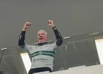 A insatisfação crescente da torcida do Coritiba com a gestão da Sociedade Anônima do Futebol (SAF) foi evidenciada durante a participação do empresário Roberto Justus no podcast Inteligência Ltda. Sócio e conselheiro da Treecorp