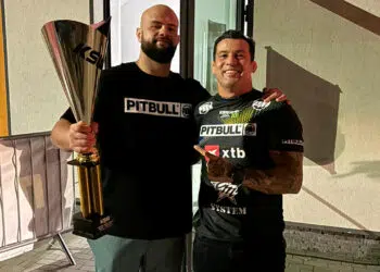 Buffa e Cristiano Marcello celebraram a vitória no KSW - Foto: Divulgação