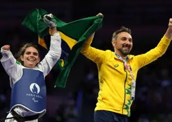 Ana Carolina Moura comemorando ouro