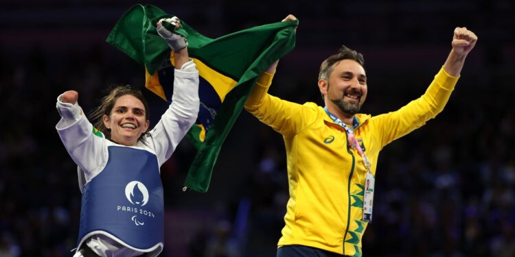 Ana Carolina Moura comemorando ouro