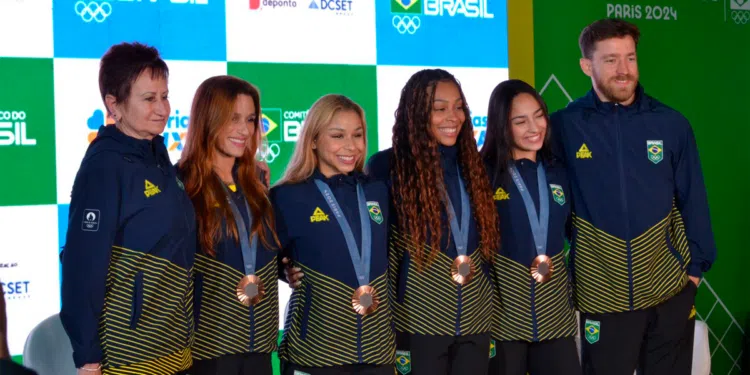 O Brasil ganhou a medalha de bronze na ginástica olímpica por equipes das Olimpíadas de Paris 2024 (Foto: Maria Júlia Bernardo)