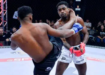 Momento em que chute de Tiwi acerta o adversário - Foto: Divulgação/SFT