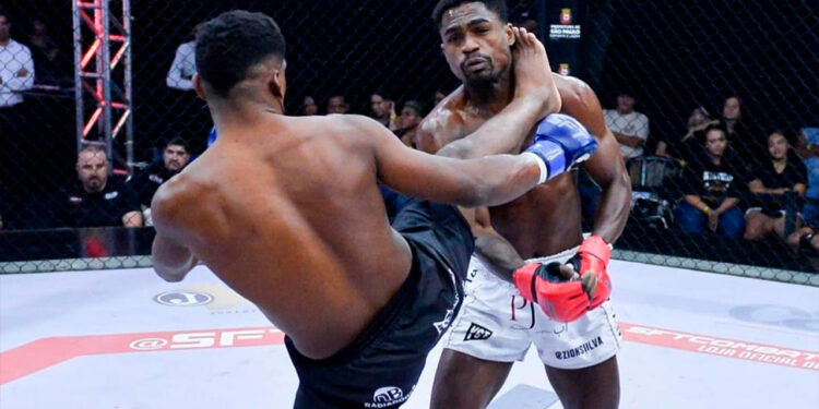 Momento em que chute de Tiwi acerta o adversário - Foto: Divulgação/SFT