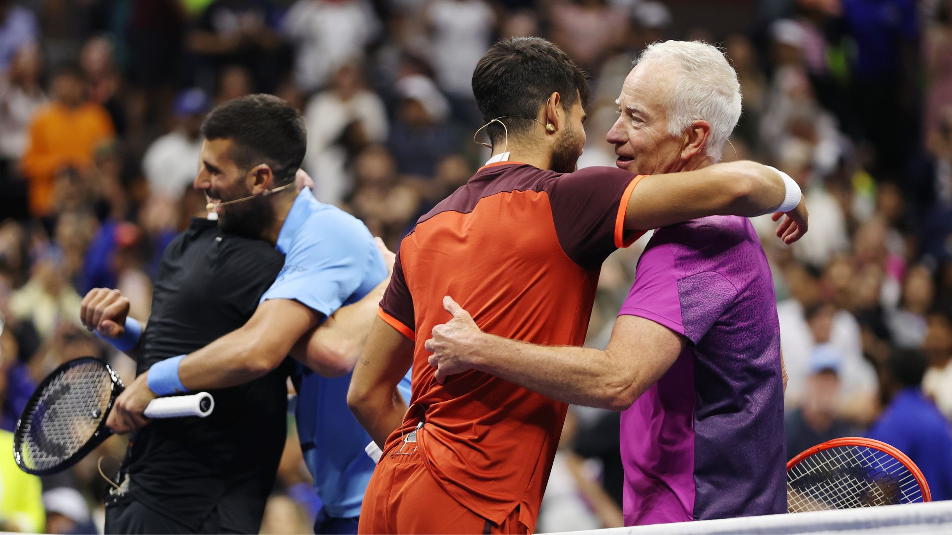 Carlos Alcaraz e Novak Djokovic no jogo-exibição do US Open (Crédito: Getty Images)